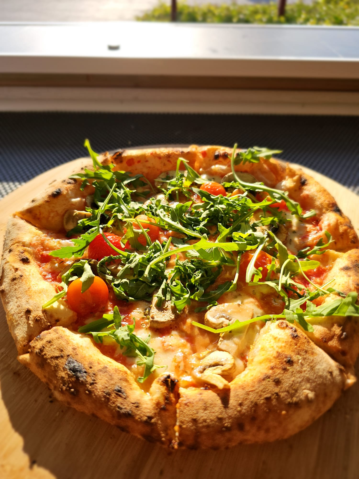 Versgebakken pizza klaar om af te halen